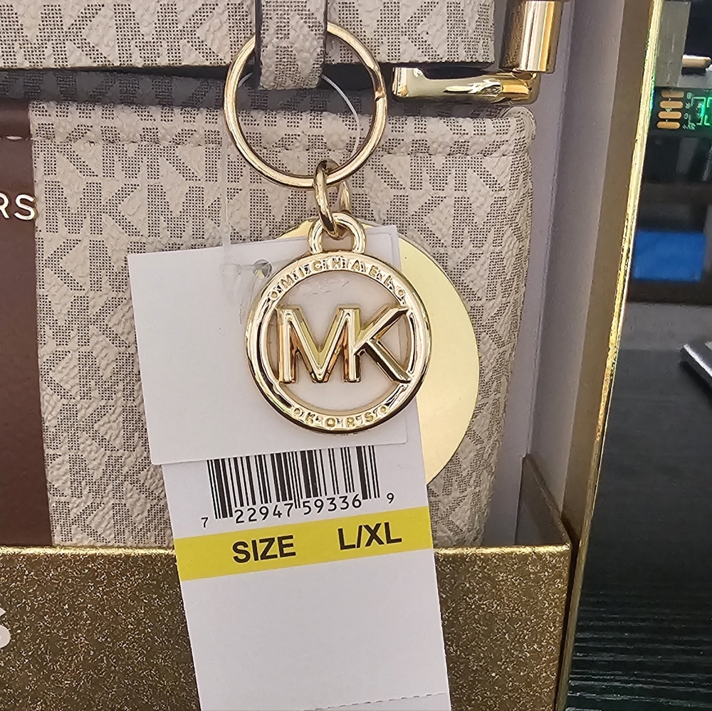 Michael Kors, NWT, adjustable belt bag in Box❤️ Sale - Picture 3 of 5